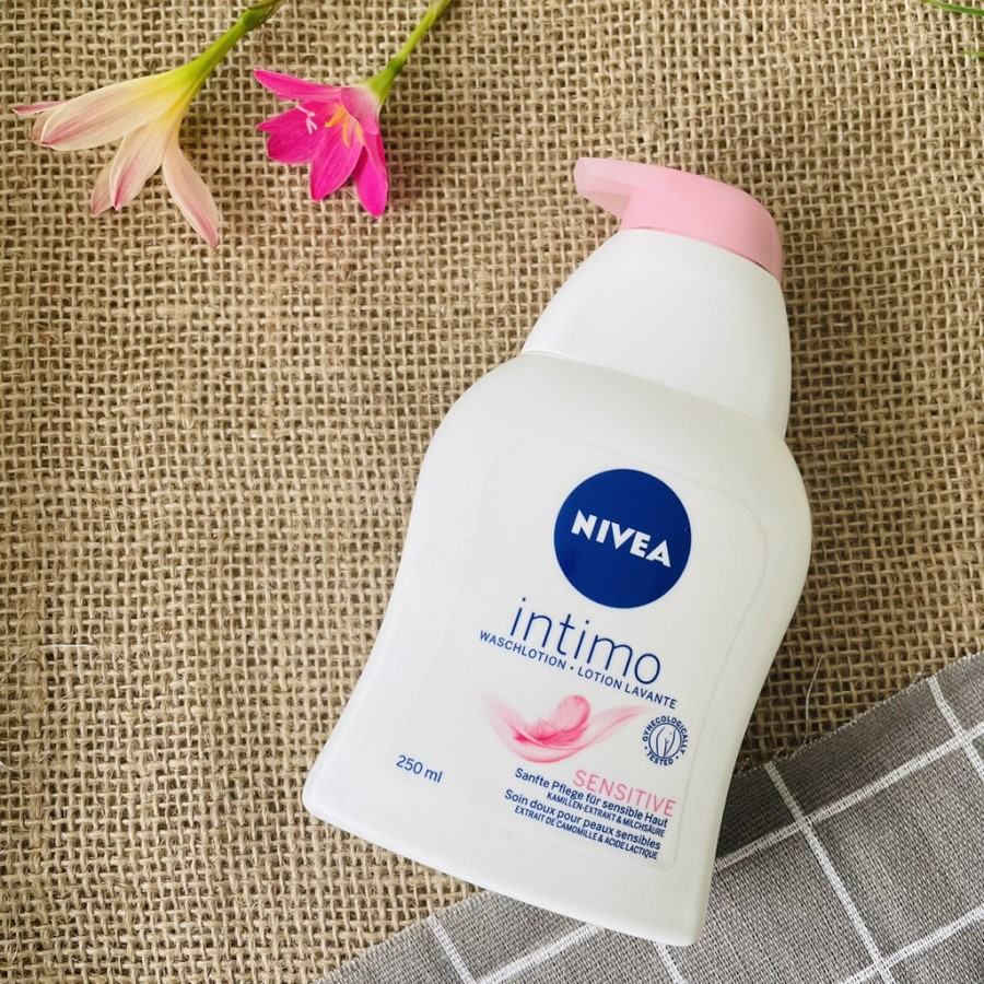 Dung dịch vệ sinh phụ nữ Nivea Intimo Waschlotion màu hồng cho da nhạy cảm